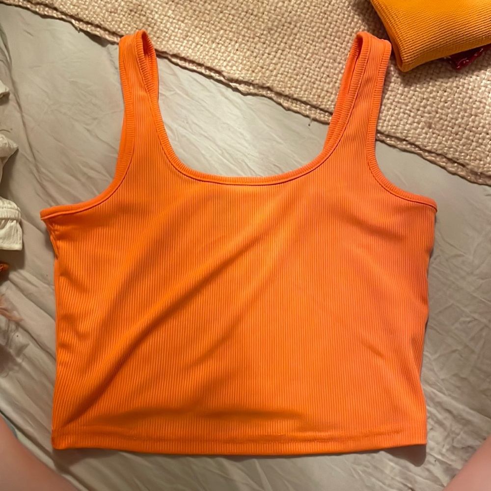 Very cute bright orange crop, ribbed